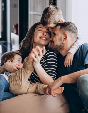 Imagem de uma família feliz.